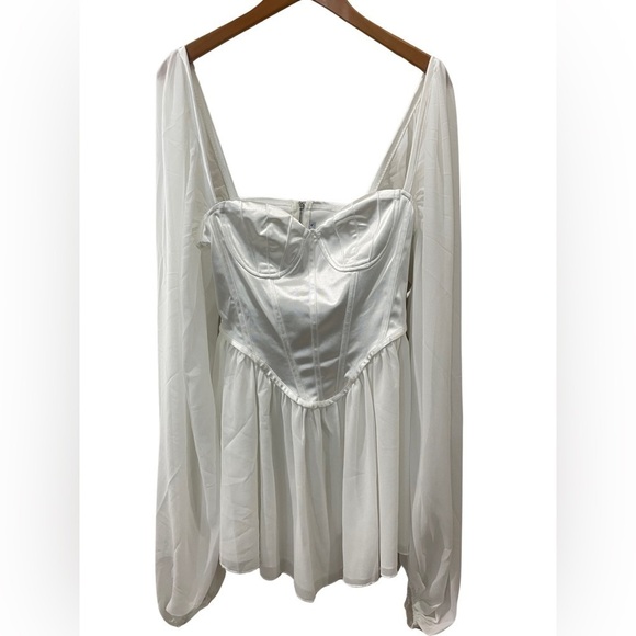 White costume dress, satin bodice and billowy sleeves. Cut out in the back. XL - Picture 1 of 6